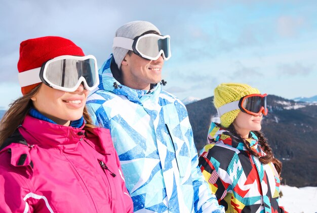 Photo amis sur piste de ski à snowy resort vacances d'hiver