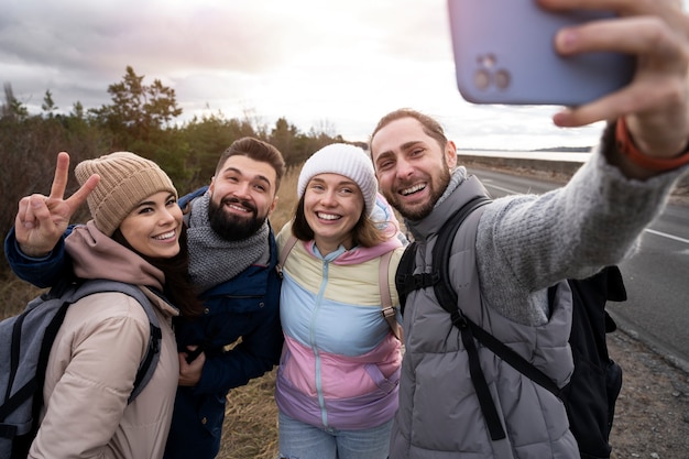 Photo amis de plan moyen prenant un selfie