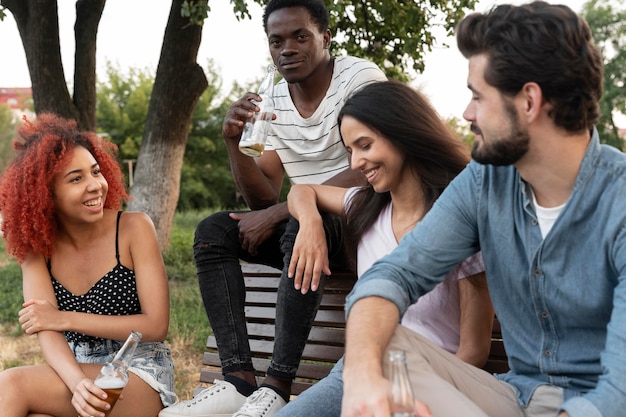 Amis de plan moyen qui traînent