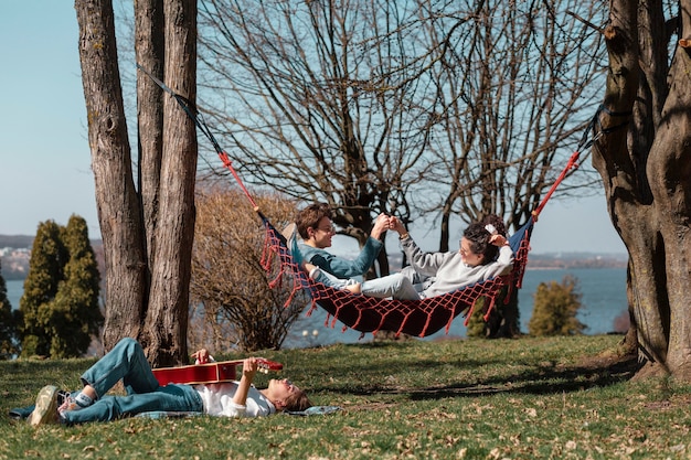 Amis de plein air, passer du temps dans la nature