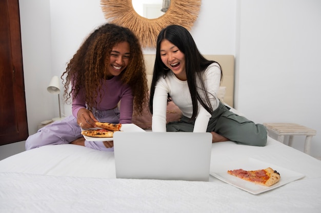 Amis plein coup mangeant de délicieuses pizzas