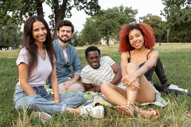 Amis de plein coup posant à l'extérieur