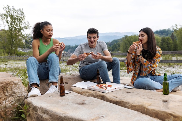 Photo amis plein coup se détendre à l'extérieur