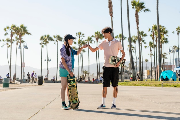 Amis poing bump, patineurs à Venice Beach, Los Angeles