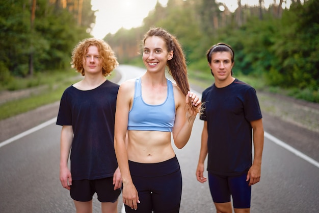 Amis portant des tenues sportives debout sur une route