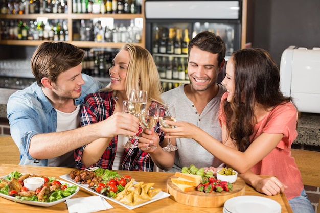 Amis portant un toast au vin blanc