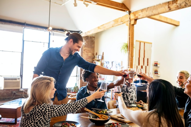 Amis portant un toast lors d'un dîner