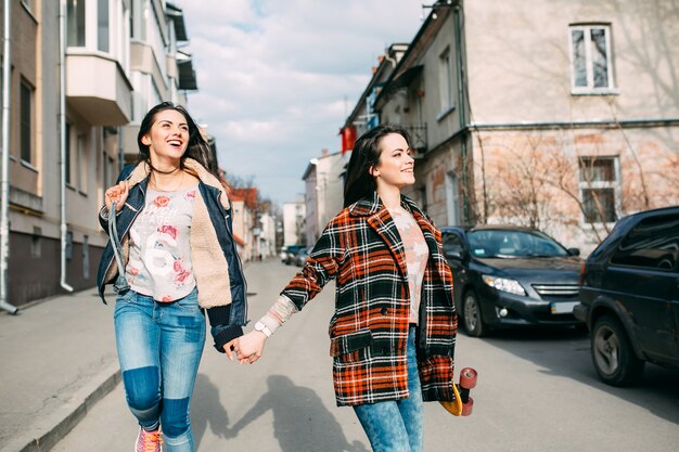 amis posant avec des vêtements d&#39;hiver