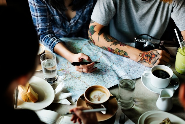 Amis prenant un café dans un café