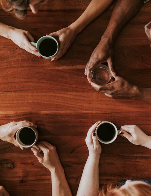 Amis prenant un café et parlant dans un café