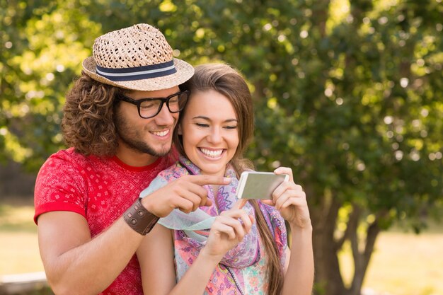 Amis prenant un selfie dans le parc