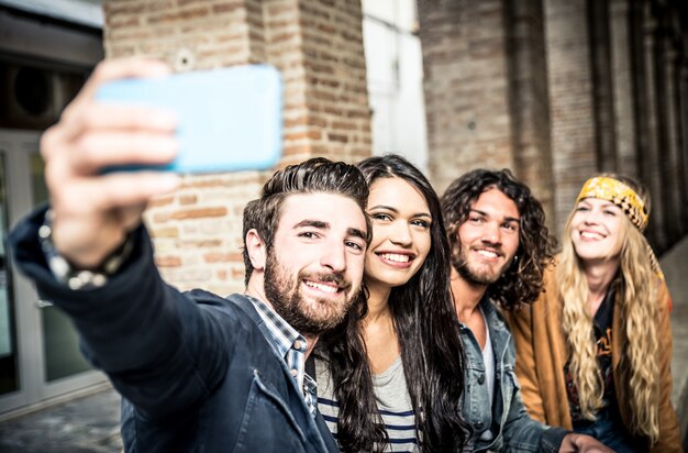 Amis prenant selfie dans la ville