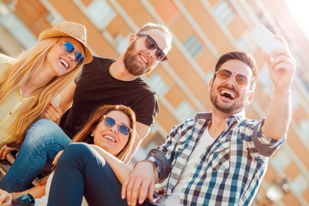 Amis prenant selfie à l'extérieur