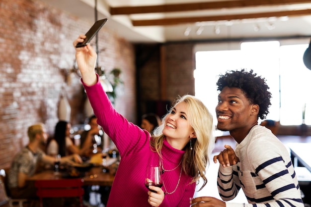 Photo amis prenant un selfie lors d'une fête