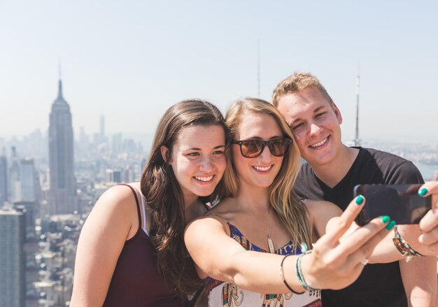 Amis prenant Selfie avec New York