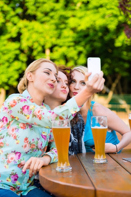 Amis Prenant Selfie Avec Smartphone Dans Le Café En Plein Air