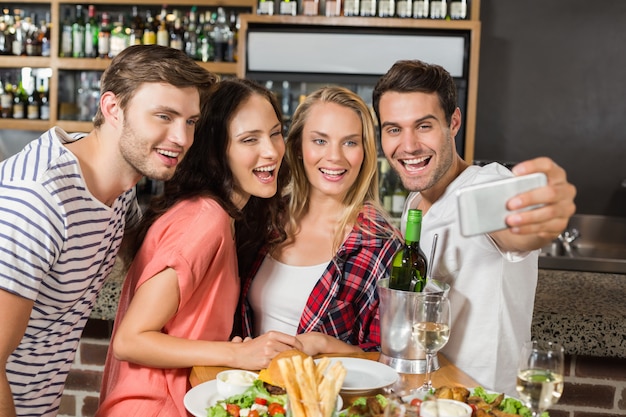 Amis prenant un selfie