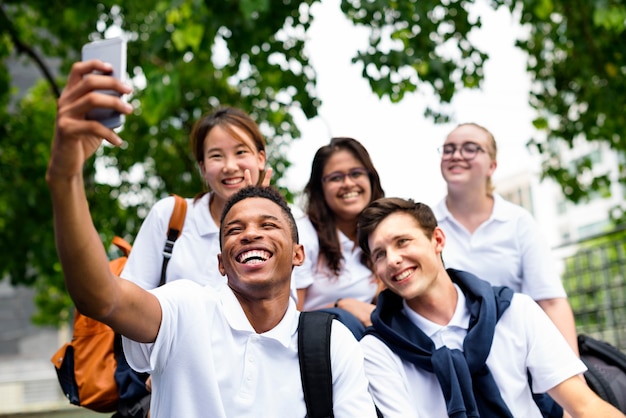 Amis prenant un selfie