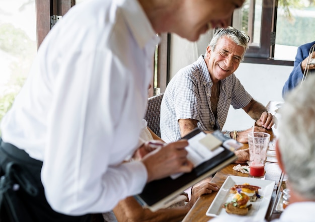 Amis Prenant Son Petit Déjeuner Dans Un Hôtel