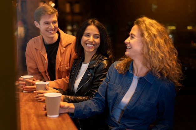 Amis prenant le thé pendant une soirée