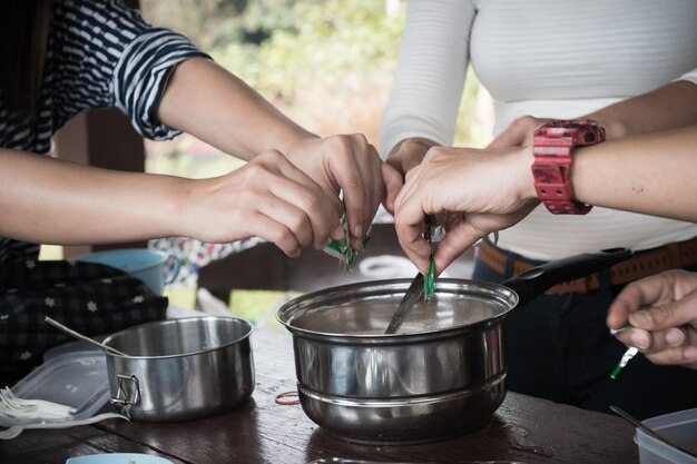 Photo des amis préparent de la nourriture au camping.