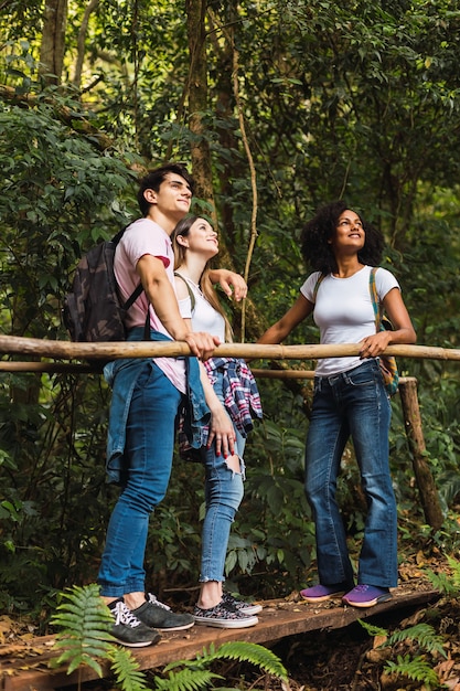 Amis profitant de la beauté de la nature