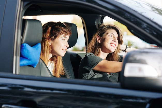 Amis profitant d'une promenade en voiture