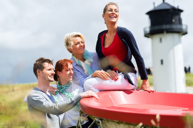 Amis profitant de vacances à la plage de la mer du Nord