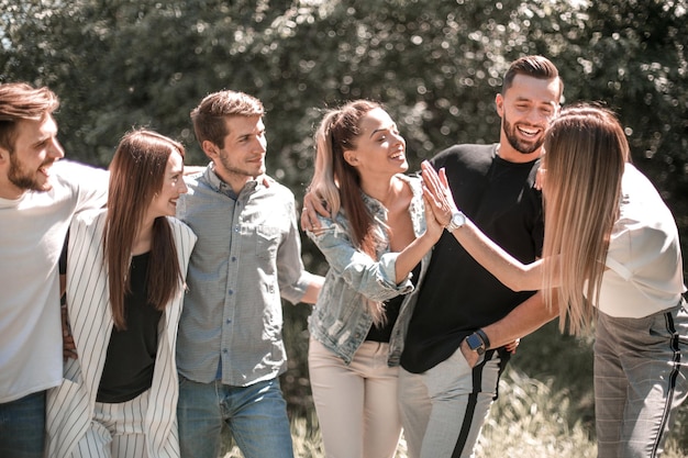 Des amis en promenade se donnent un high fivephoto avec espace de copie