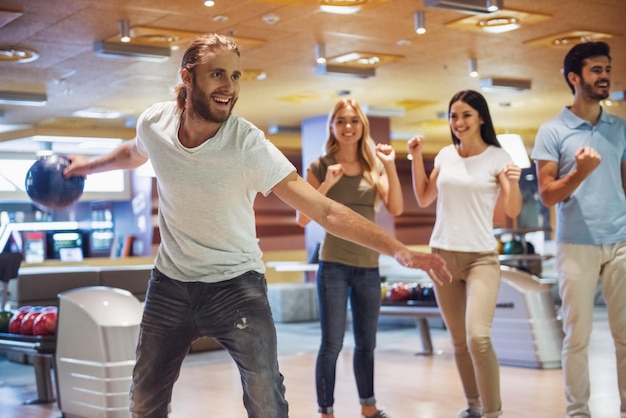 Des amis qui jouent au bowling.