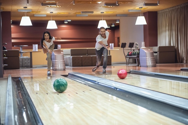 Des amis qui jouent au bowling.