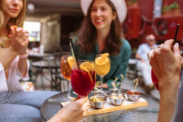 Des amis qui mangent au restaurant.