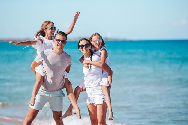 Des amis qui s'amusent sur la plage contre le ciel.