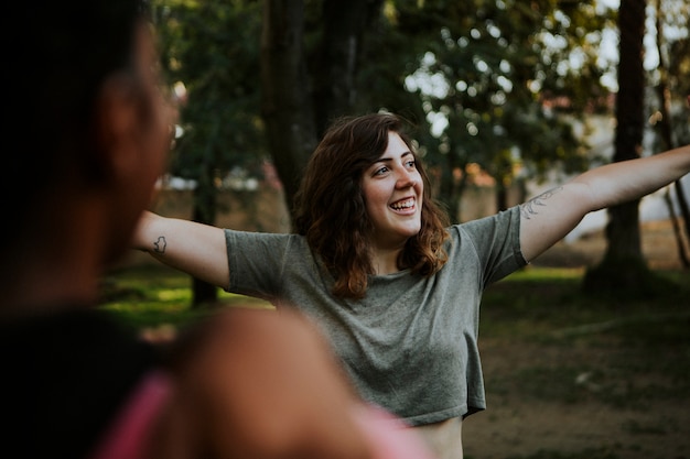 Amis qui s&#39;étendent ensemble dans le parc