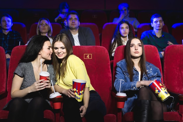 Amis, regarder des films dans une salle de cinéma