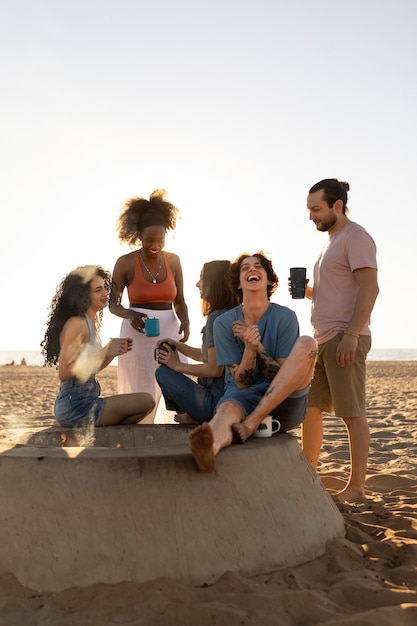 Photo amis s'amusant au bord de la mer