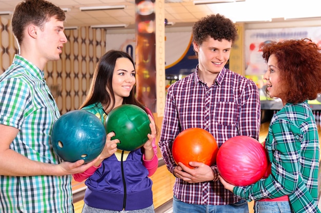 Amis s'amusant au bowling