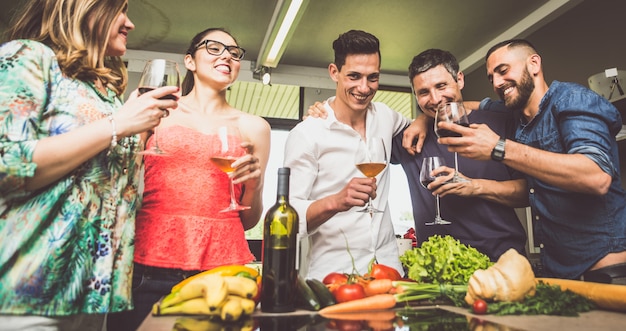 Amis s'amusant et faisant la fête à la maison