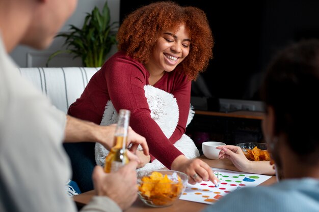 Amis s'amusant avec des jeux traditionnels