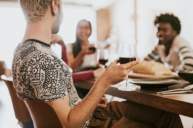 Amis s'amusant lors d'un dîner