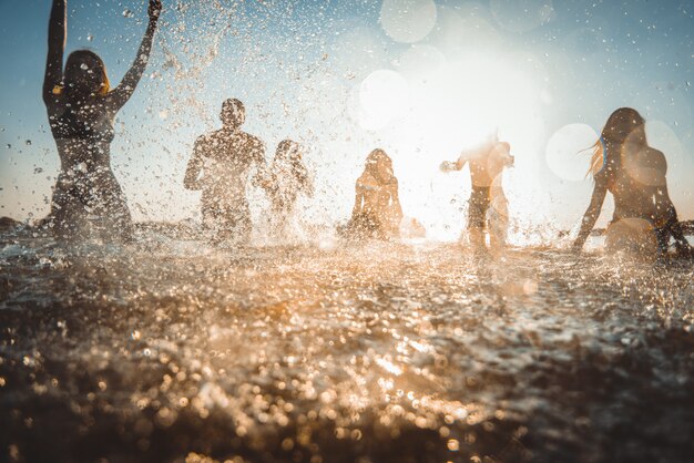 Amis s'amusant à la mer