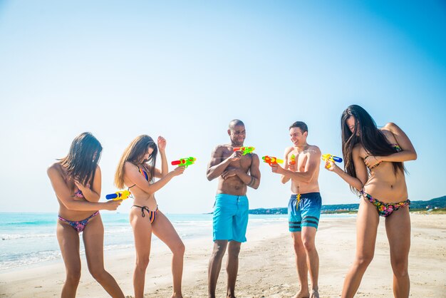 Amis s'amusant sur la plage