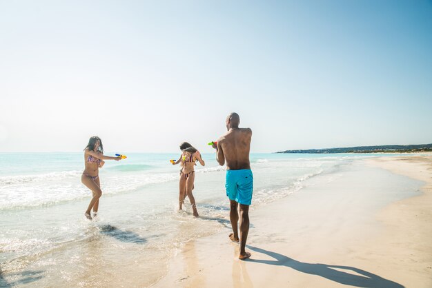 Amis s'amusant sur la plage