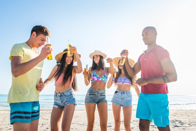 Amis s'amusant sur la plage