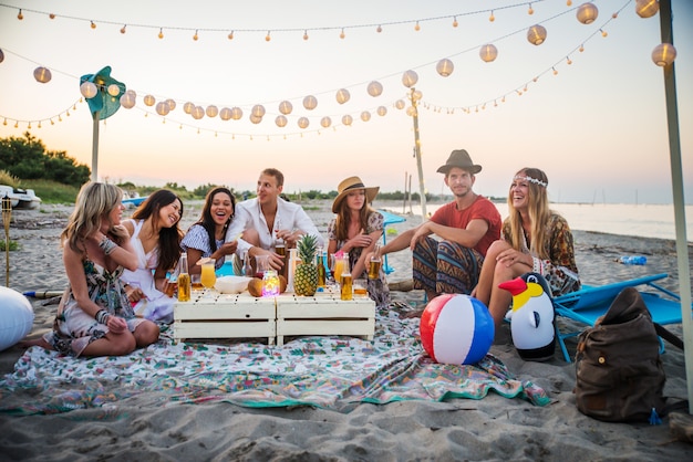 Amis s'amusant à la plage