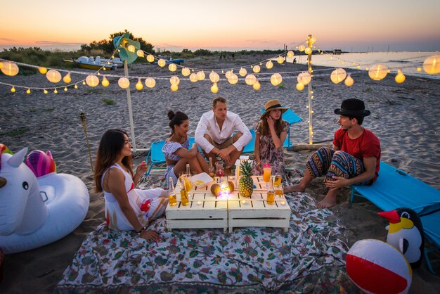 Amis s'amusant à la plage