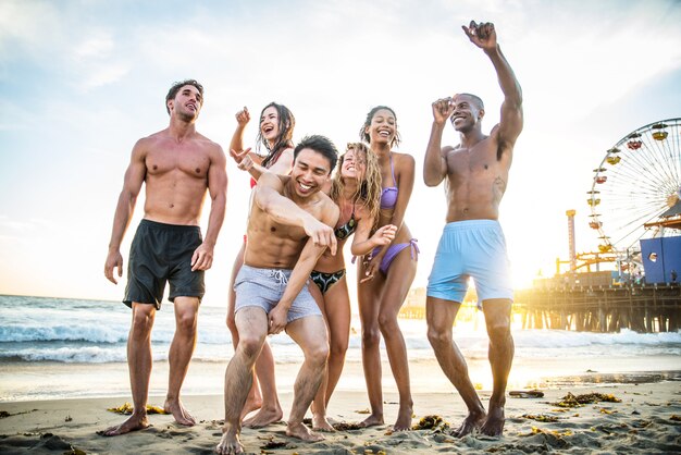 Amis s'amusant sur la plage