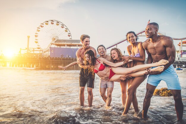 Amis s'amusant sur la plage