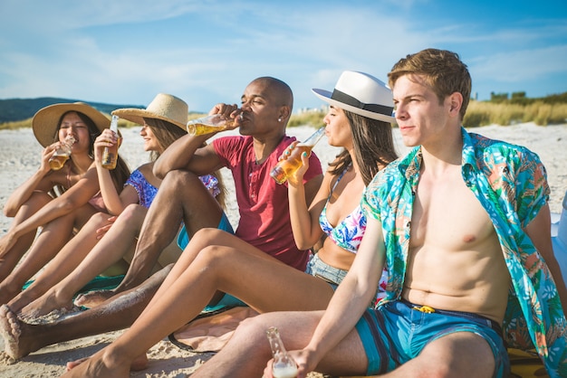 Amis s'amusant sur la plage