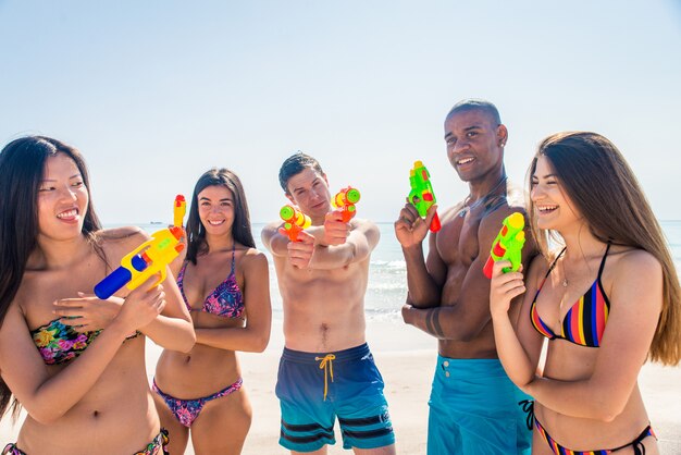 Amis s'amusant sur la plage